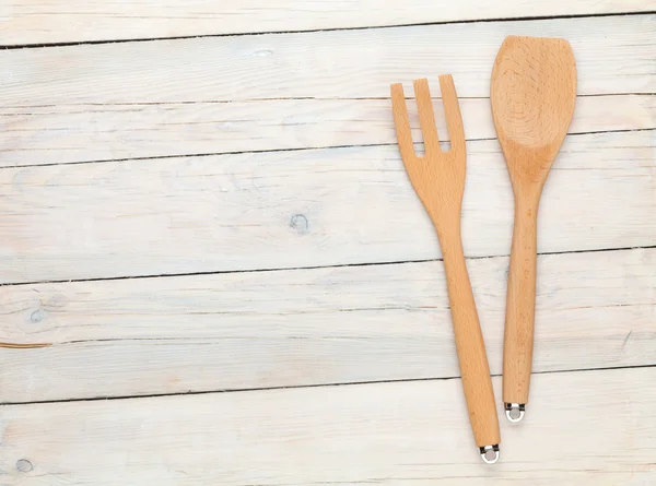 Utensili da cucina su tavolo in legno — Foto Stock