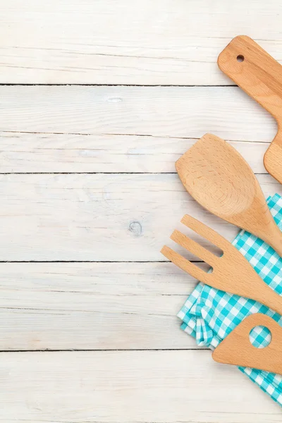 Küchenutensilien auf Holztisch — Stockfoto