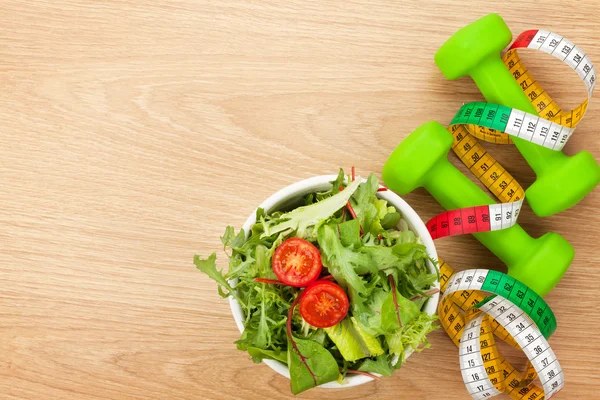 Dumbbells, tape measure and healthy food. — Stock Photo, Image