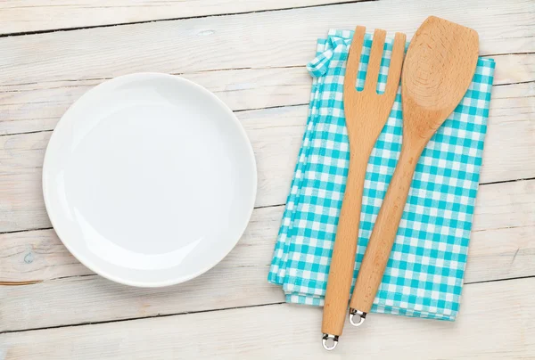 Lege plaat en keuken gebruiksvoorwerp — Stockfoto