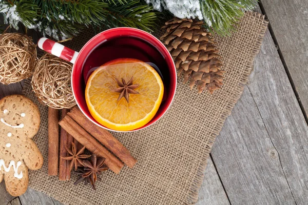 Mulled wine with fir tree and gingerbread — Stock Photo, Image