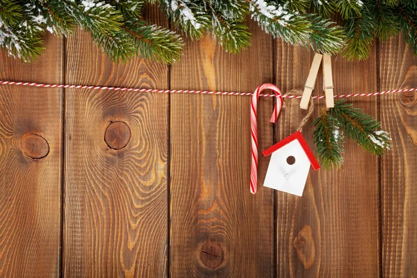 Snow jedle strom a vánoční výzdoba — Stock fotografie