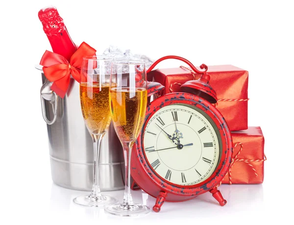 Bicchieri di champagne, bottiglia in fresco e orologio — Foto Stock
