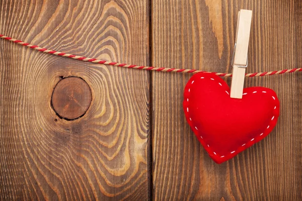 Röd toy valentines hjärta på rep — Stockfoto