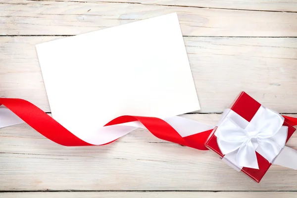Tarjeta de felicitación y caja de regalo con cinta — Foto de Stock