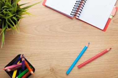 Ofis Masası not defteri ve kalem ile