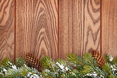 Noel ağacıyla ahşap arka plan