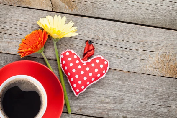 Xícara de café, brinquedo do coração e flores — Fotografia de Stock
