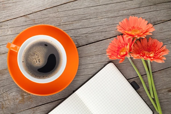 Anteckningar, kaffekopp och blommor — Stockfoto