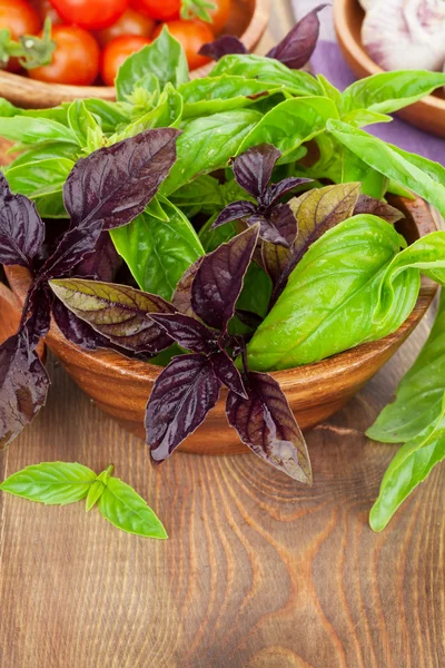 Fresh farmers tomatoes and basil — Stock Photo, Image