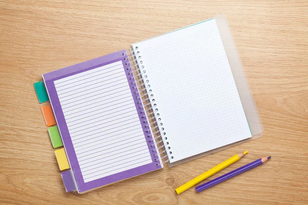 Mesa de oficina con cuaderno y lápices —  Fotos de Stock