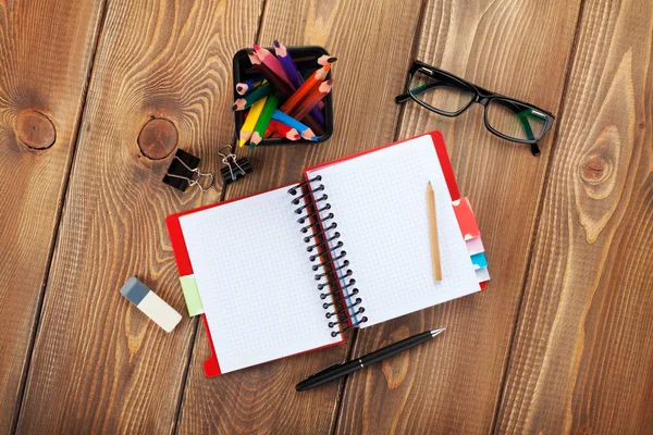 Mesa de escritório com bloco de notas e suprimentos — Fotografia de Stock