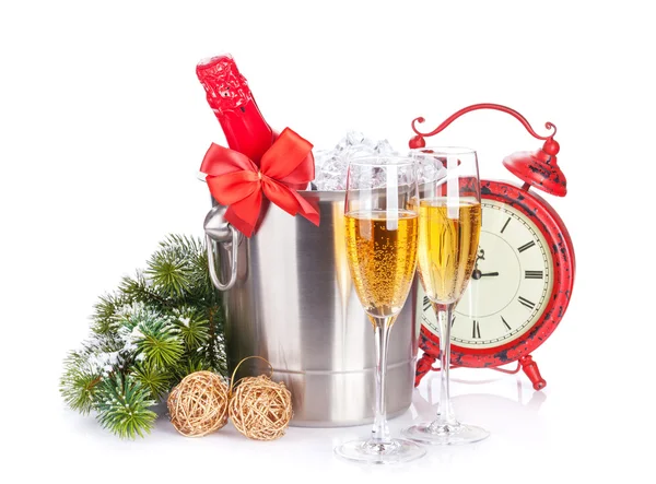 Champagner, Christbaumuhr und Tannenbaum — Stockfoto