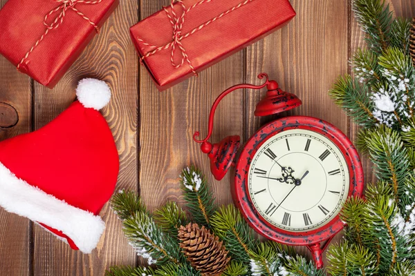 Fondo de madera de Navidad con reloj — Foto de Stock