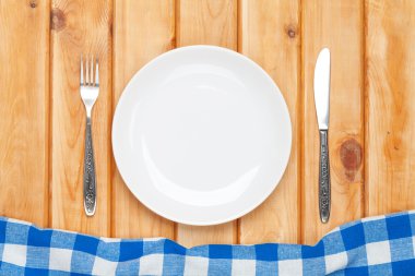Boş tabak, çatal bıçak ve havlu