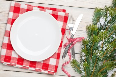 Boş tabak, çatal bıçak ve Noel ağacı