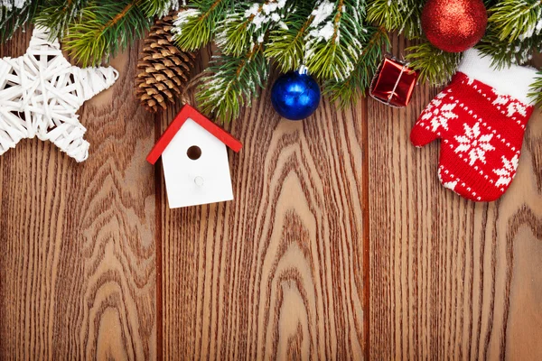Kerst houten achtergrond met dennenboom — Stockfoto