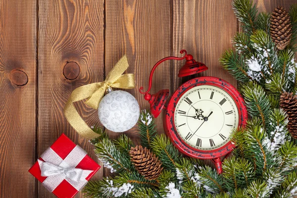 Noel ahşap arka plan ile masa saati — Stok fotoğraf