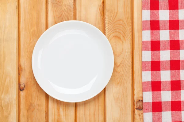 Empty plate and towel — Stock Photo, Image