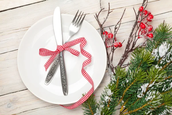 Zilverwerk op plaat en kerstboom — Stockfoto