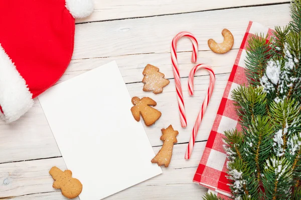 Tarjeta de felicitación de Navidad y galletas de jengibre —  Fotos de Stock