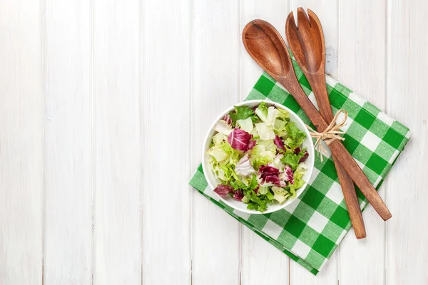Fräsch frisk sallad och köksredskap — Stockfoto