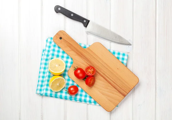 Cocinar con tomates y limones —  Fotos de Stock