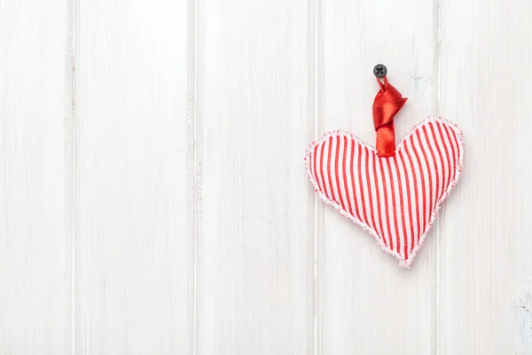 День Святого Валентина игрушка сердце висит — стоковое фото