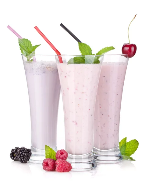 Ежевичный, малиновый и вишневый молочный коктейль с мятой — стоковое фото