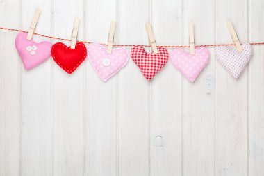 Sevgililer günü oyuncak kalpler ipte asılı
