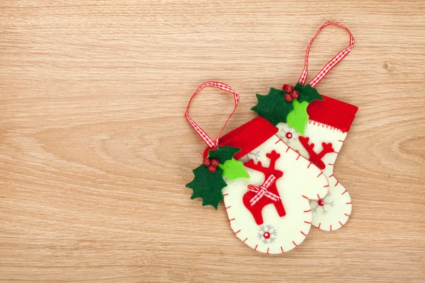 Natal mitten dekorasi pada latar belakang kayu — Stok Foto