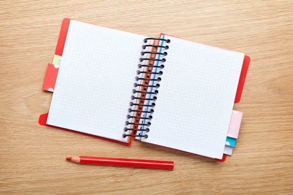 Mesa de oficina con bloc de notas en blanco y lápiz rojo —  Fotos de Stock