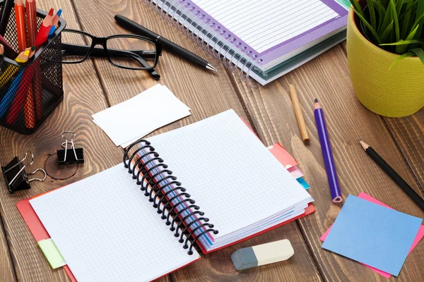 Table de bureau avec bloc-notes et fournitures vierges — Photo