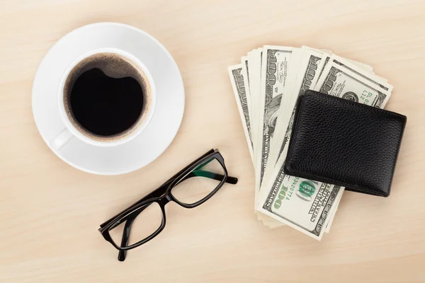 Pengar cash, glasögon och kaffe kopp — Stockfoto