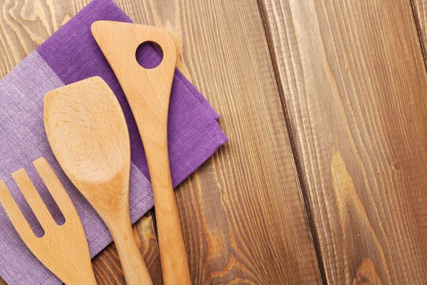 Naczynia kuchenne drewniane drewniany stół tle — Zdjęcie stockowe
