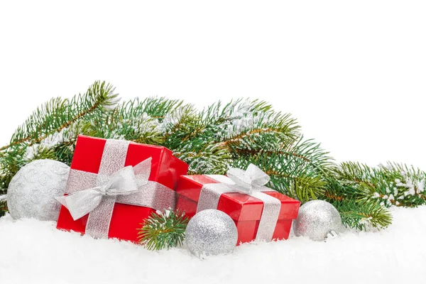 Kerstmis geschenkdozen en sneeuw fir tree — Stockfoto