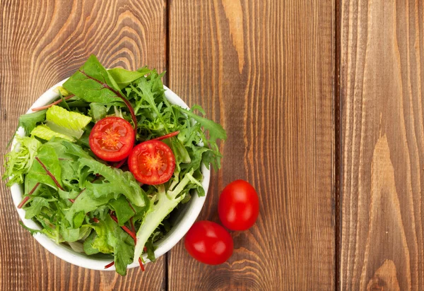 Ensalada saludable con tomates en mesa de madera — Foto de Stock