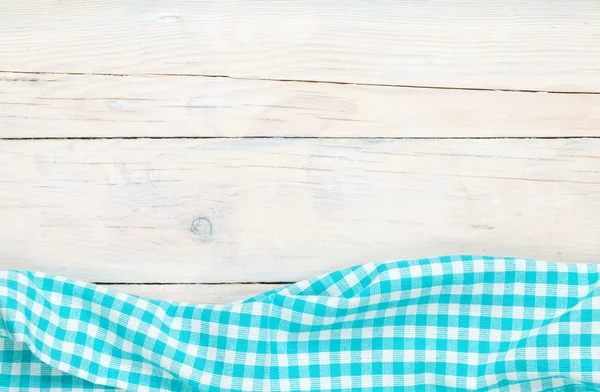 Blauwe handdoek over houten keukentafel — Stockfoto