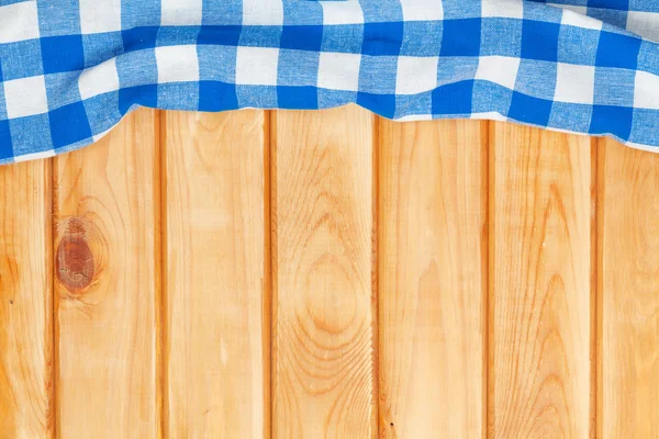 Toalha azul sobre mesa de cozinha de madeira — Fotografia de Stock