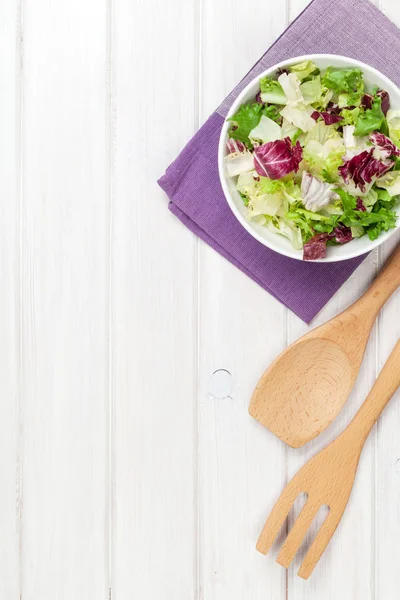 Taze sağlıklı salata ve üzerinde beyaz ahşap masa mutfak eşyaları — Stok fotoğraf