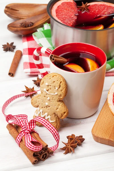 Christmas mulled wine and gingerbread man — Stock Photo, Image