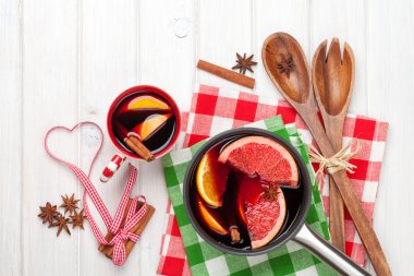 Noel mulled şarap ve malzemeler