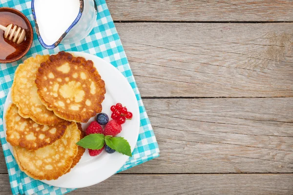 Panqueques con frambuesa, arándanos, leche y miel — Foto de Stock