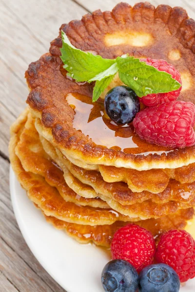 Crêpes aux framboises, bleuets, menthe et sirop de miel — Photo