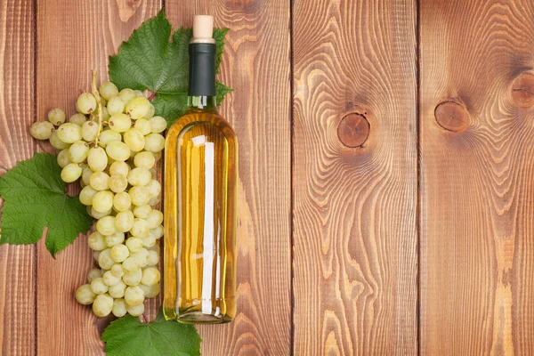 Botella de vino blanco y racimo de uvas blancas —  Fotos de Stock