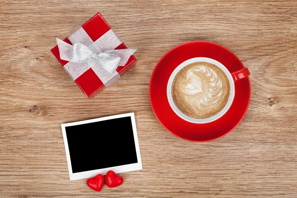 Marco de fotos en blanco, caja de regalo y taza de café rojo —  Fotos de Stock