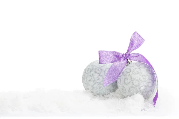 Bola de Navidad y cinta púrpura —  Fotos de Stock
