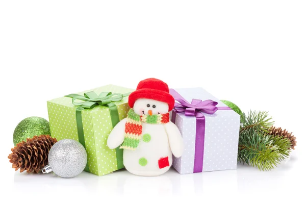 Joululahja laatikot, sisustus ja lumiukko lelu — kuvapankkivalokuva