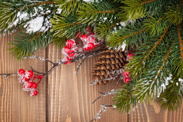 Christmas wooden background with snow fir tree — Stock Photo, Image