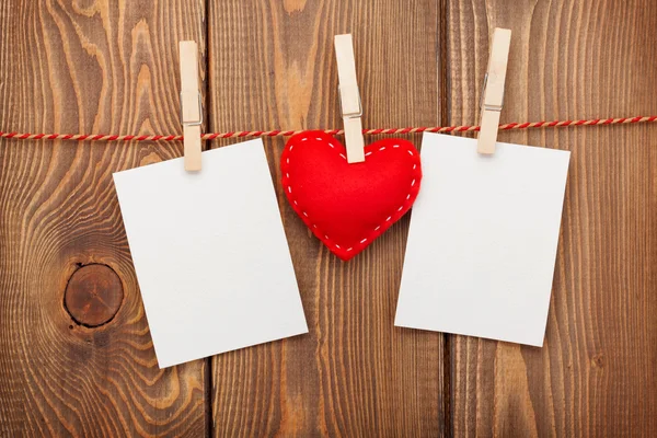 Twee foto frames en de dag van Valentijnskaarten speelgoed hart — Stockfoto